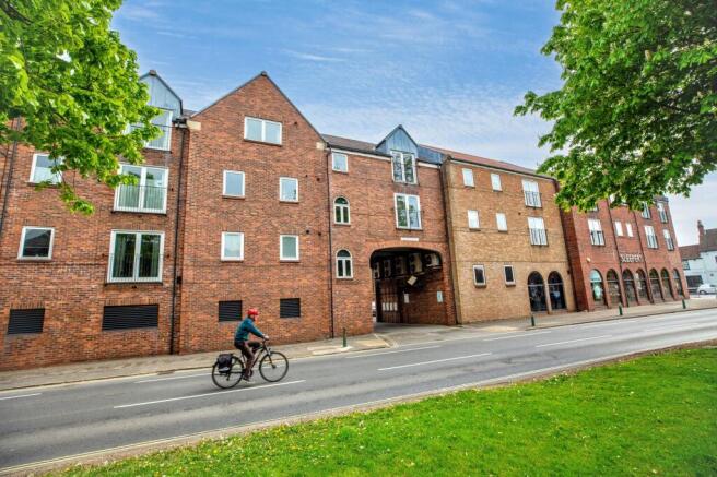 2 bed property, in Manor Road, £115,000