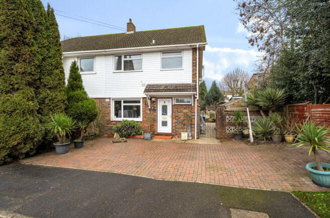 3 bed property, in Orchard Road, £375,000