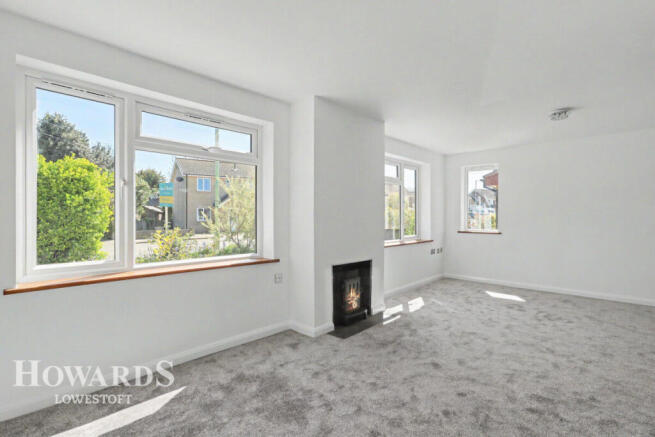2 bed property, in Colville Road, £260,000