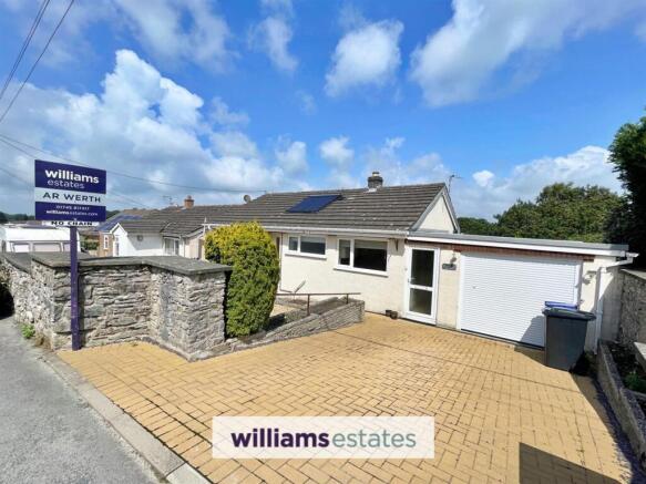 2 bed property, in Ochr Y Bryn, £210,000
