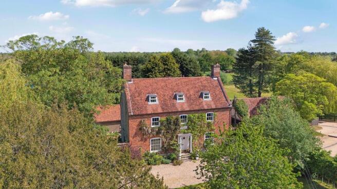 6 bed property, in Hengrave, £925,000