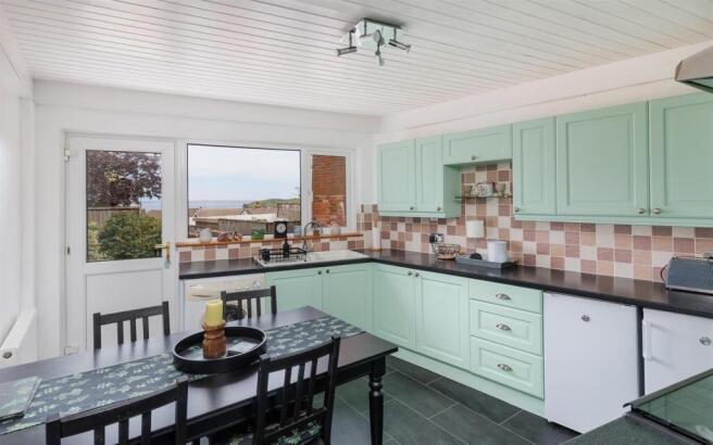 3 bed property, in Bellevue Road, £275,000