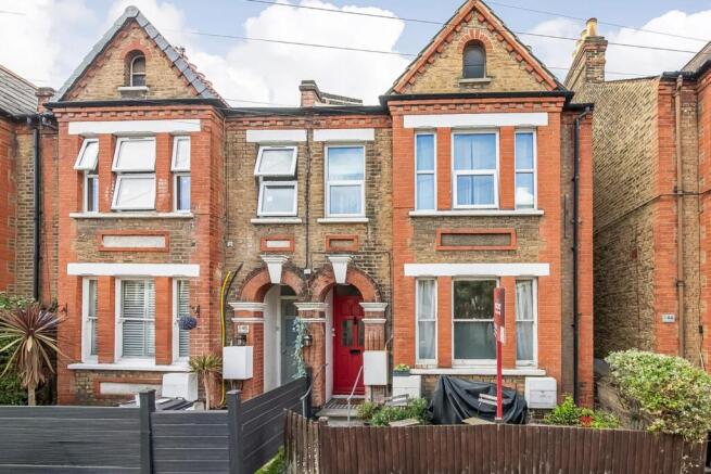 2 bed property, in Gipsy Road, £365,000