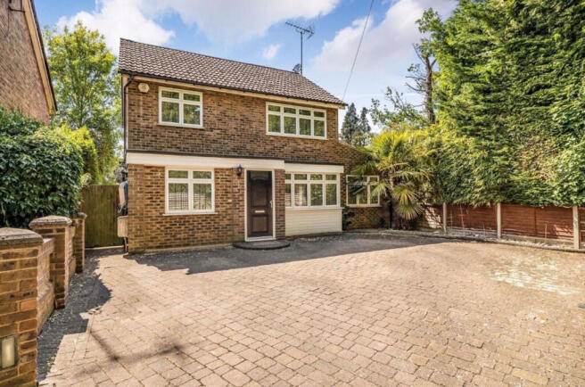 3 bed property, in Acacia Close, £825,000