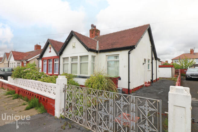 2 bed property, in Lockerbie Avenue, £140,000