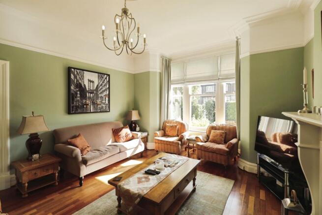 5 bed property, in Park Drive, £900,000