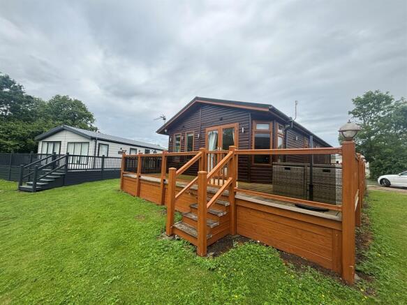 2 bed property, in Carlton Meres Holiday Park, £90,000