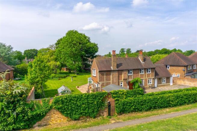 4 bed property, in Horley, £1,000,000