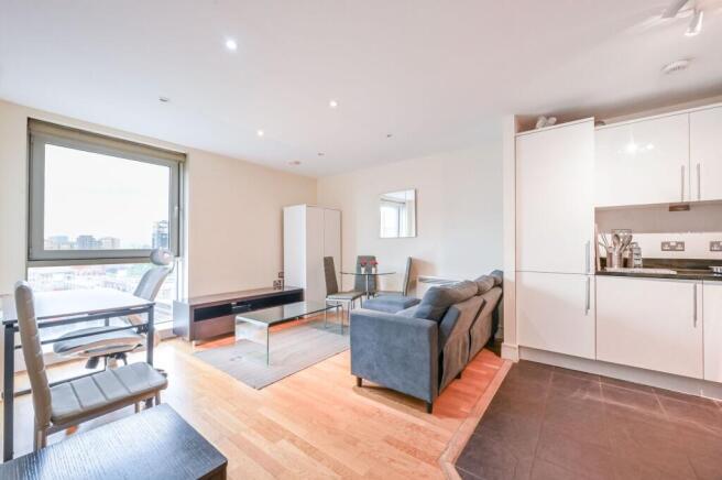 1 bed property, in Wharfside Point South E14, £275,000