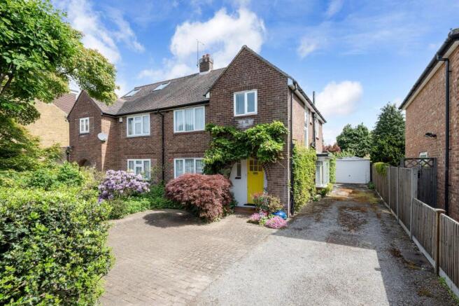 3 bed property, in Rectory Lane, £975,000