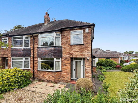 3 bed property, in Woodview Road, £265,000