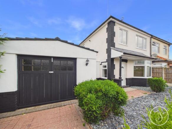 3 bed property, in Oak Crescent, £299,000
