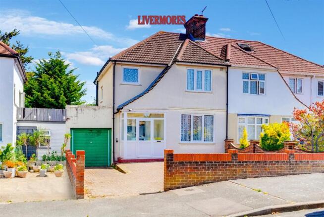 3 bed property, in Heathview Avenue, £450,000