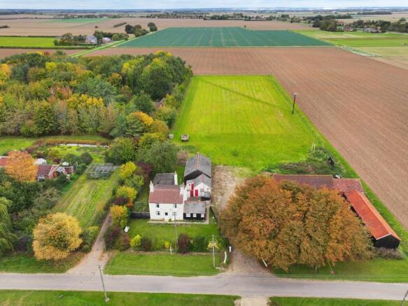 4 bed property, in Fishtoft Drove, £350,000