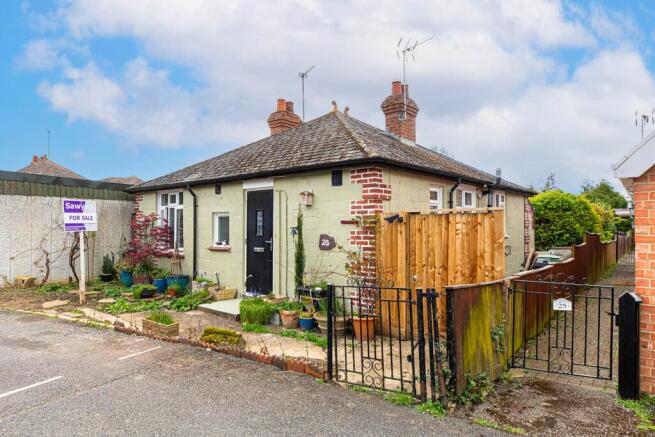 2 bed property, in Laburnum Walk, £270,000