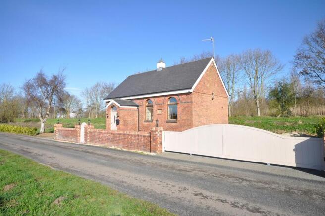 2 bed property, in Medge Hall, £295,000