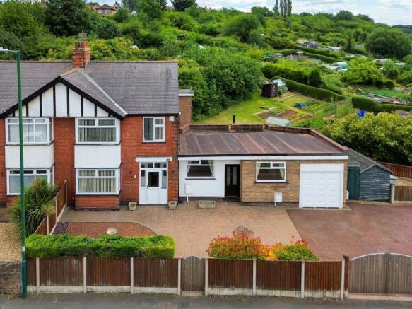 4 bed property, in Oakdale Road, £300,000