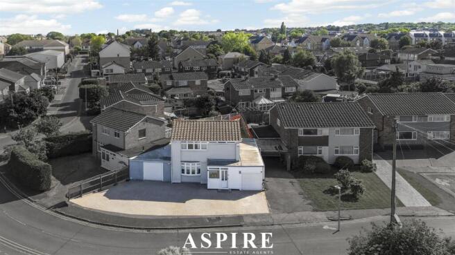 3 bed property, in Linden Leas, £400,000