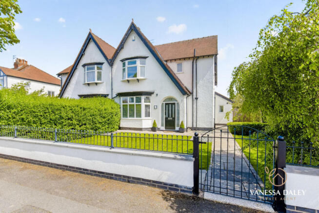 3 bed property, in Abingdon Drive, £360,000