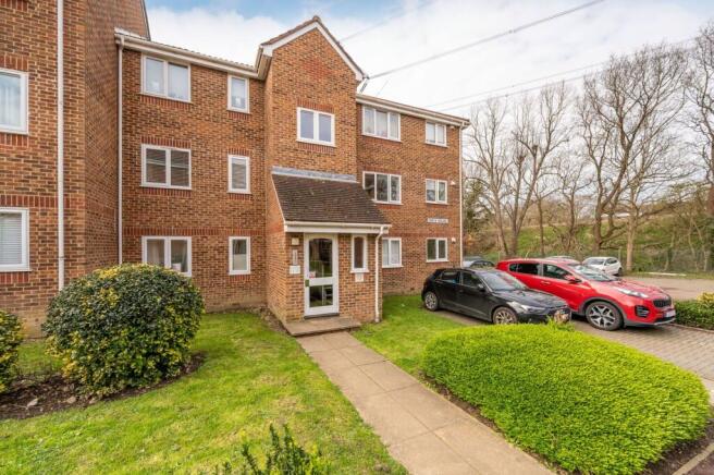 1 bed property, in Percy Gardens, £275,000