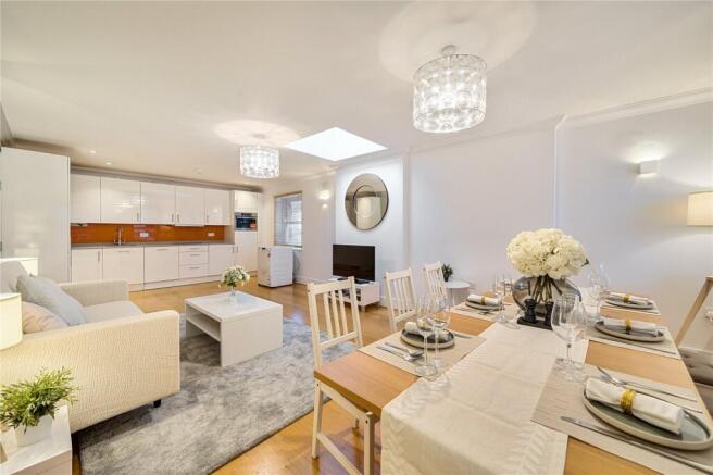 2 bed property, in Parkway, £580,000