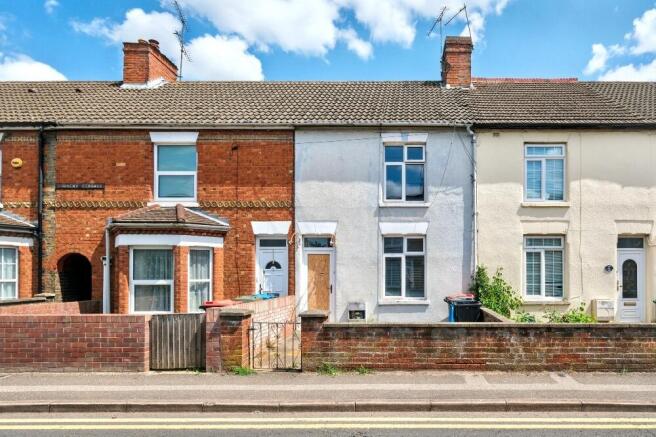 2 bed property, in Brooklands Road, £240,000