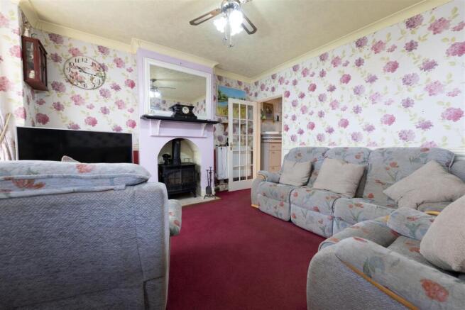 3 bed property, in Astwood Road, £265,000