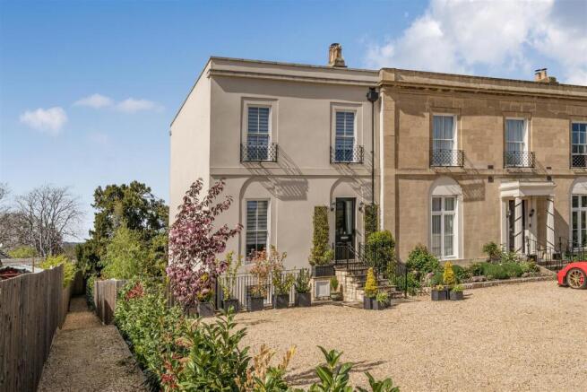 4 bed property, in Hilperton Road, £595,000