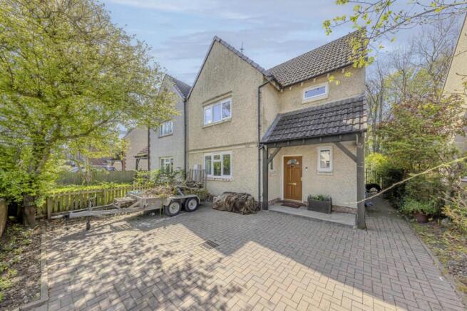 3 bed property, in First Avenue, £200,000