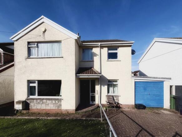 5 bed property, in Maesycoed, £298,000