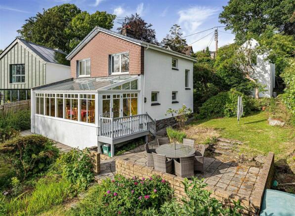 3 bed property, in Whitchurch Road, £445,000