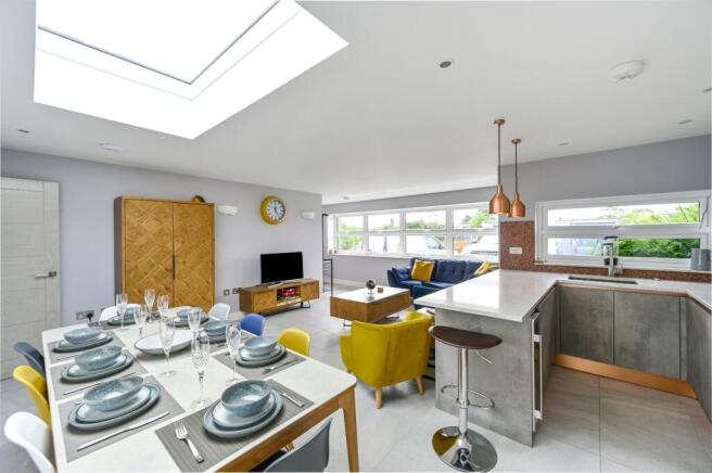 3 bed property, in Links Crescent, £375,000