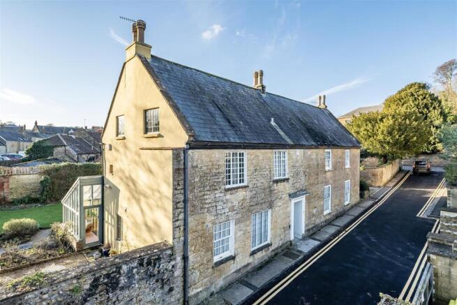 5 bed property, in Orchard Lane, £595,000