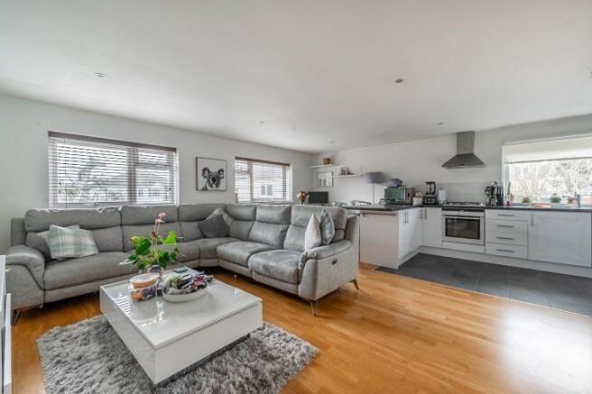2 bed property, in Annette Close, £290,000