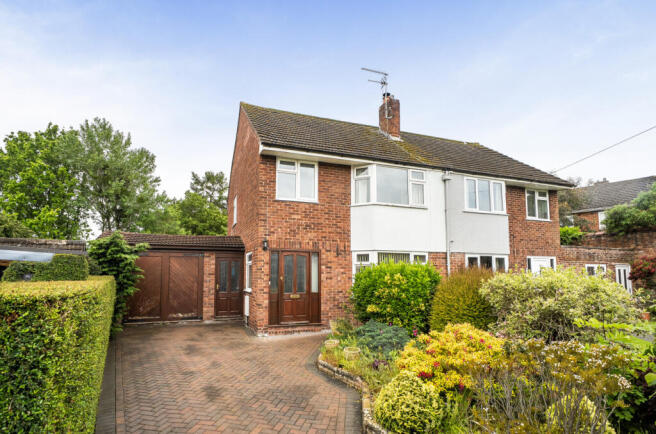 3 bed property, in The Knoll, £340,000