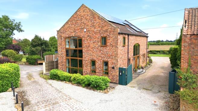 5 bed property, in Main Street, £675,000