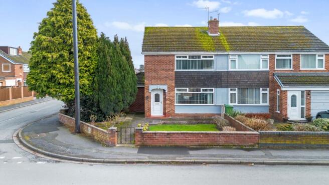 3 bed property, in Kenilworth Drive, £250,000