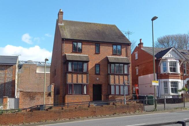 3 bed property, in Sussex Street Winchester, £270,000