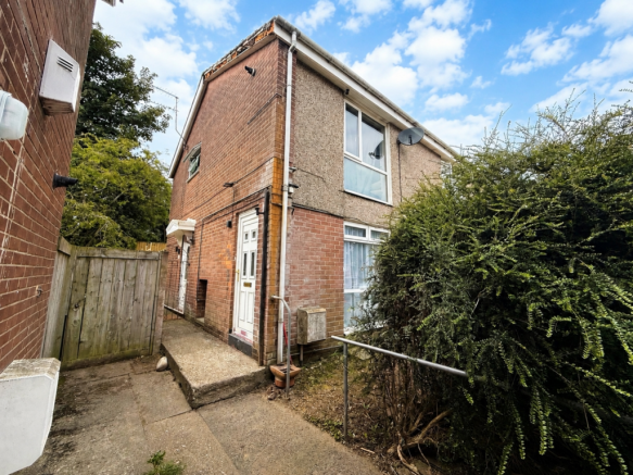 2 bed property, in Edgmond Court, £40,000