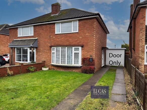 2 bed property, in Beaufort Drive, £235,000