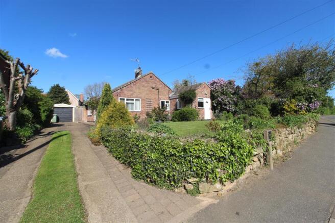 2 bed property, in Greystones, £355,000