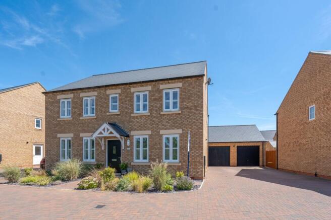 4 bed property, in Hardmead, £700,000