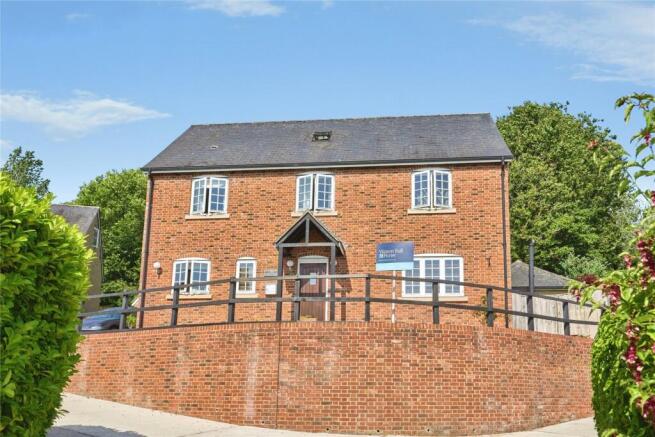 5 bed property, in Main Road, £600,000