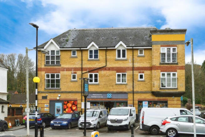 2 bed property, in Godstone Road, £275,000