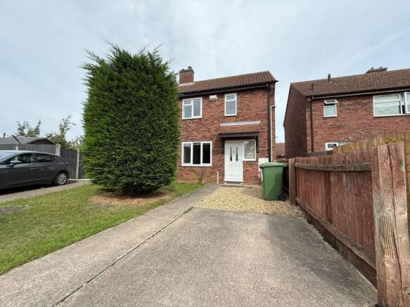 2 bed property, in Laburnum Avenue, £185,000
