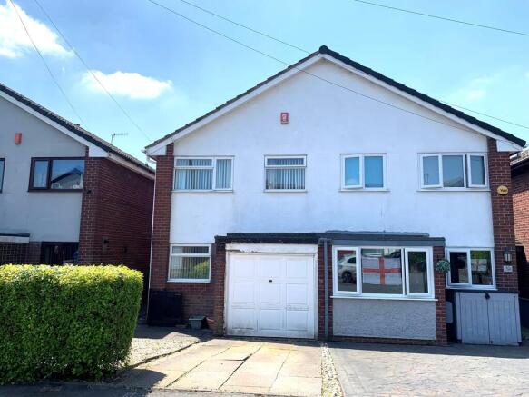 3 bed property, in Robin Hill Grove, £125,000