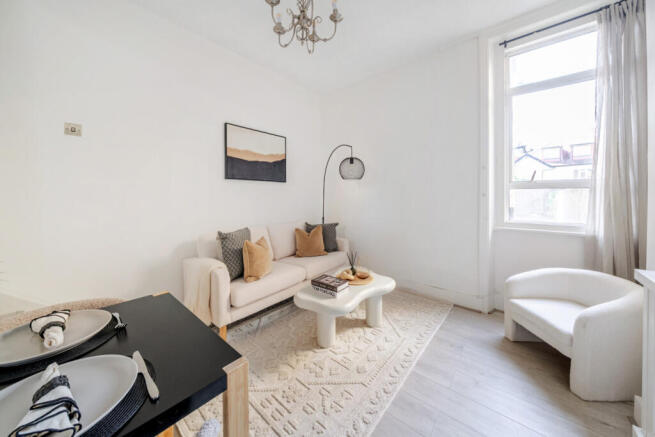 1 bed property, in Kingscourt Road, £225,000