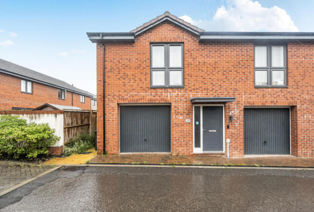 2 bed property, in Croki Close, £345,000