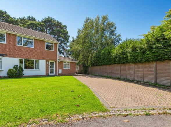 3 bed property, in Shearsbrook Close, £350,000