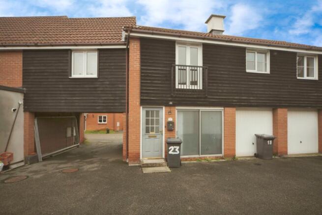 1 bed property, in Kingfisher Road, £160,000